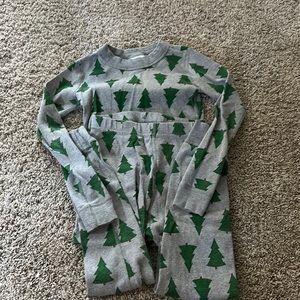 Hanna Andersson Pajamas. 5T. Christmas tree print.